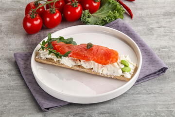 Crispy bread with salmon and cream cheese