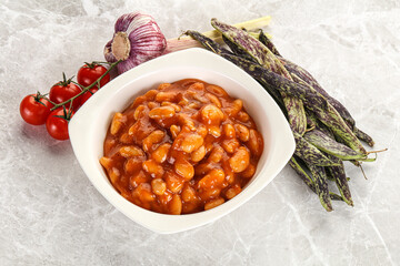 White beans in tomato sauce