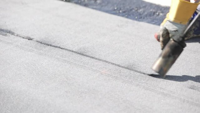 Process of heating burner flame brushes layer shale coating from the end of the roll of waterproofing to improve adhesion when surfacing next roll, waterproofing concept