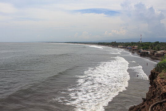 Las olas en las playas de Acajutla