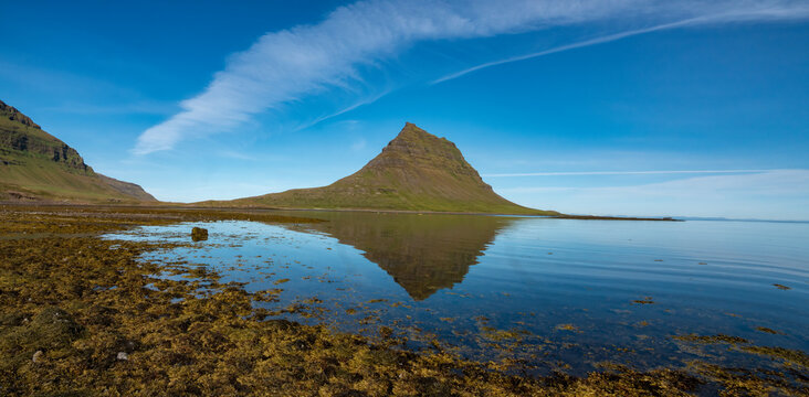 Stunning view of the Kirkjufell mountain, Grundarfjörður on the northshore of the Snæfellsnes peninsula in the west of Iceland. - Powered by Adobe