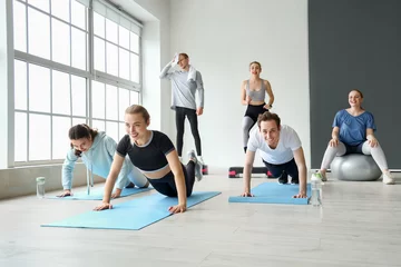Keuken spatwand met foto Group of sporty young people training in gym © Pixel-Shot
