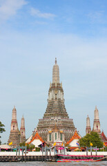 Fototapeta premium Wat Arun or Temple of Dawn, Bangkok, Thailand, on the Chao Phraya river