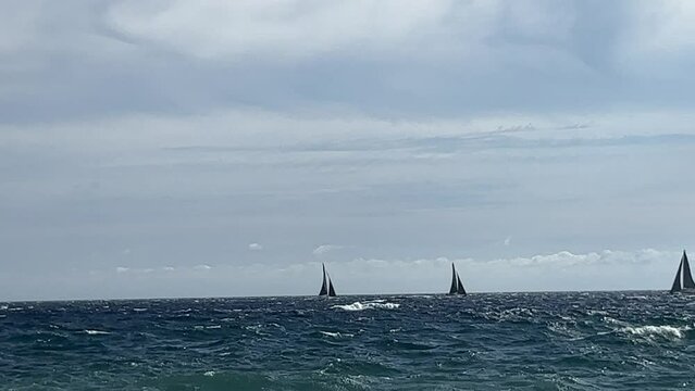 Bateaux &agrave; voile en M&eacute;diterran&eacute;e &agrave; l'horizon