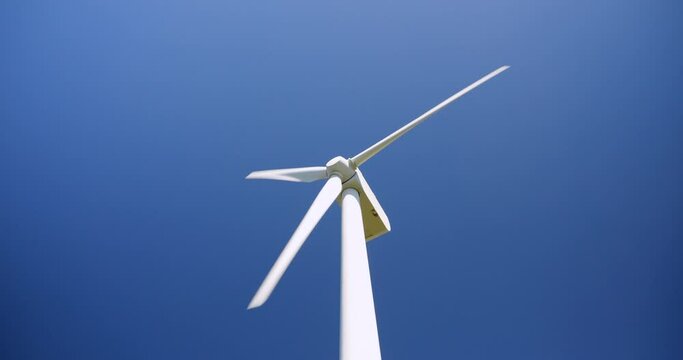 風力発電装置の塔とブレードをクローズアップした映像。