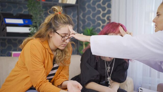 Psychologist hypnotizes her patient.