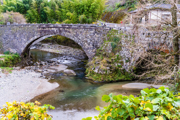 観光スポットで有名な石造りの橋
Stone bridge famous as a tourist...