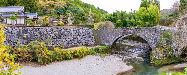 観光スポットで有名な石造りの橋
Stone bridge famous as a tourist...