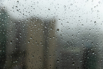 빗방울이 맺힌 창문