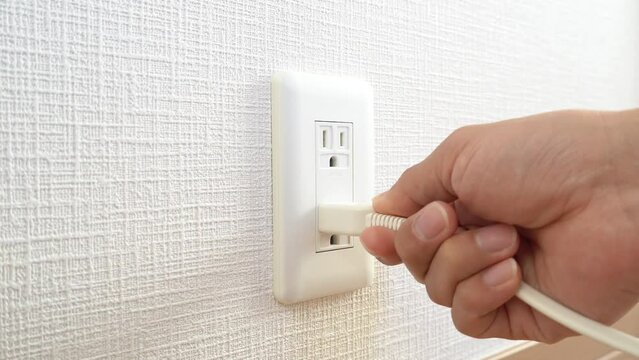 電源プラグを差し込む手元