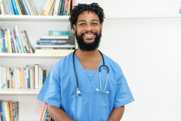 Lachender afrikanischer Krankenpfleger mit Bart