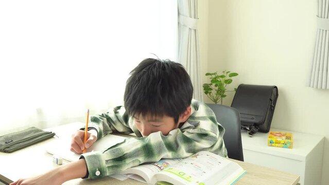 勉強に飽きた男の子