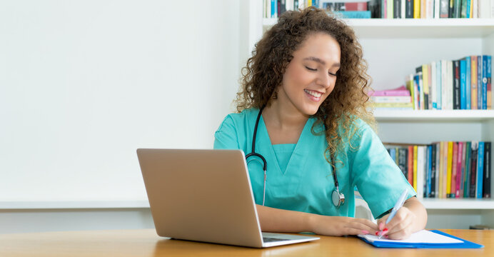 Junge Arzthelferin erfasst digitale Patientenakte
