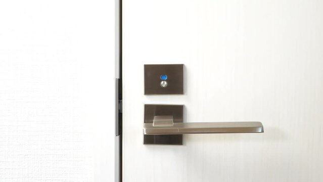 ロックされるトイレのドア