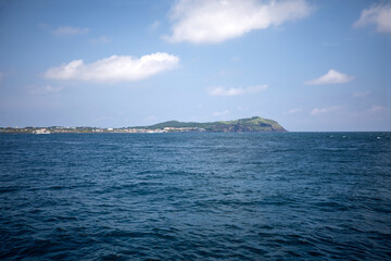 대한민국 제주도에 있는 유명한 관광 명소인 우도 섬의 아름다운 여름 풍경이다.