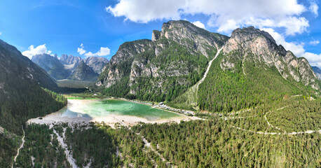 Lago Landro - Panoramica aerea dall'alto del paesaggio sulle Dolomiti di Sesto