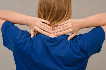Ból szyi i karku, samodzielny masaż , kobieta dotyka swojego karku