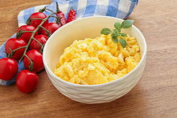 Scrambledd egg in the bowl
