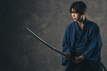 日本刀を振る剣士のポートレート　武道　武士　サムライ