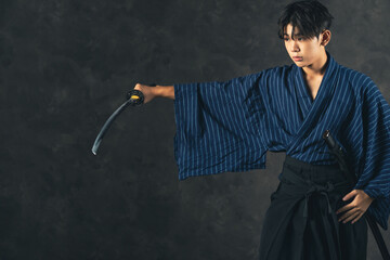 日本刀を振る剣士のポートレート　武道　武士　サムライ