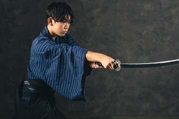 日本刀を振る剣士のポートレート　武道　武士　サムライ