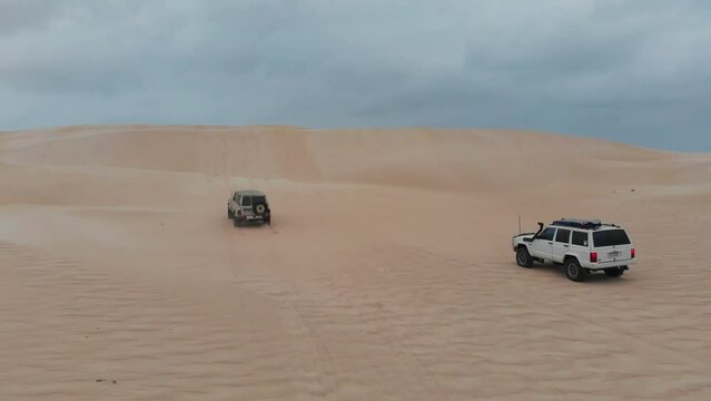 Follow a car driving on dunes at Australia and get stuck, aerial
