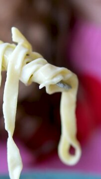Piatto di deliziosi spaghetti alla carbonara, una tipica ricetta di pasta condita con una salsa a base di uova, pecorino e guanciale, cibo italiano. incompetent girl wraps spaghetti on a fork