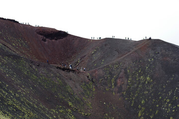 Touristes autour du cratère de l'Etna