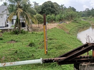 flood water meter gauge close-up near a river in kluang, johor, malaysia
 - obrazy, fototapety, plakaty