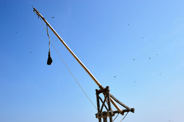 trébuchet sous ciel bleu