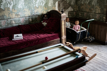 Silence dans le temps, deux poupées dans une chambre délabrée de l'époque 1900