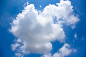 Obraz premium Beautiful white clouds against the blue sky