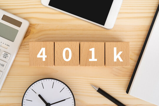 401kと書かれたブロック、電卓、スマホ、時計