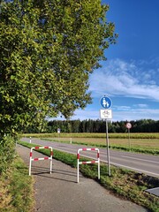 Spätsommerlandschaft mit Straße und Gehweg - Radweg