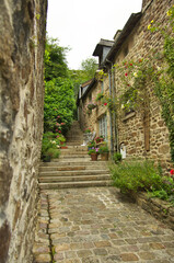Fototapeta na wymiar Vieilles maison rue du Jerzual dans le centre historique de Dinan donnant accès au port.