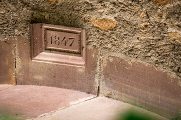 Date de construction gravée dans la pierre sur la façade d'une ancienne ferme
