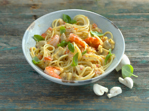 Spaghetti with prawns and mushrooms