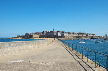 Ville fortifiée de St Malo depuis le phare du Môle des Noires. - obrazy, fototapety, plakaty