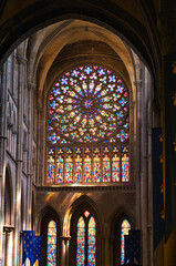 Rosace et vitraux de la cathédrale St Vincent de St Malo. - obrazy, fototapety, plakaty