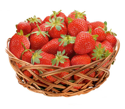 cesta de palha com morangos vermelhos maduros isolado em fundo transparente 