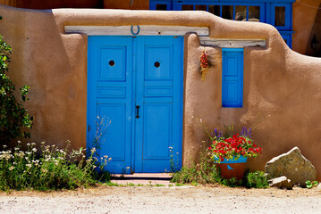 Blue Door Adobe Entrance, Rancho de Taos, New Mexico (USA) - obrazy, fototapety, plakaty