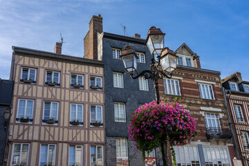 Urlaub in der Normandie, Frankreich: Die schöne Hafenstadt Honfleur - Innenstadt mit alten...