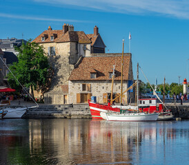 Urlaub in der Normandie, Frankreich: Die schöne Hafenstadt Honfleur - Innenstadt, Hafen mit Booten und Restaurants
