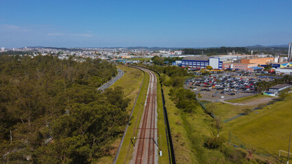 Visão aérea do trecho urbano da cidade de Suzano, SP, Brasil próximo a uma indústria de papel e...