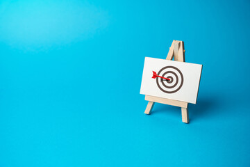 The red arrow hits the center of the target. Right on target on the first try. Advertising, marketing and targeting. Clear and specific goals. Accurate decisions. Archery. Striving for excellence - obrazy, fototapety, plakaty