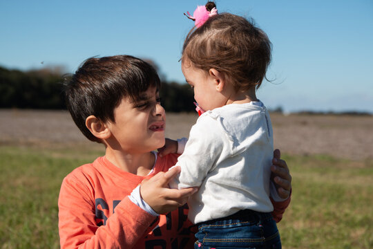 Ni&ntilde;o abrazando a su hermana peque&ntilde;a