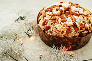 白背景のアーモンドのパネトーネ　イタリアのクリスマスケーキ	
