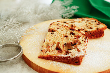 木のお皿の上に置いたカットしたパネトーネ　イタリアの伝統のクリスマスケーキ