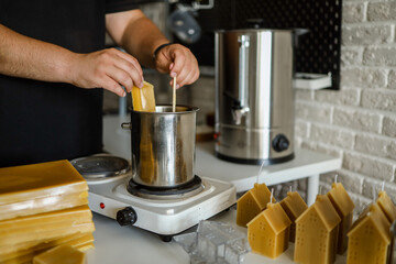 Master makes candles in the workshop