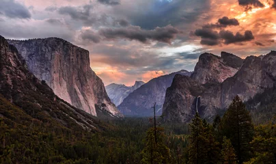 Crédence de cuisine en verre imprimé Half Dome Dramatic Cloudy Dawn on Yosemite Valley, Yosemite National Park, California